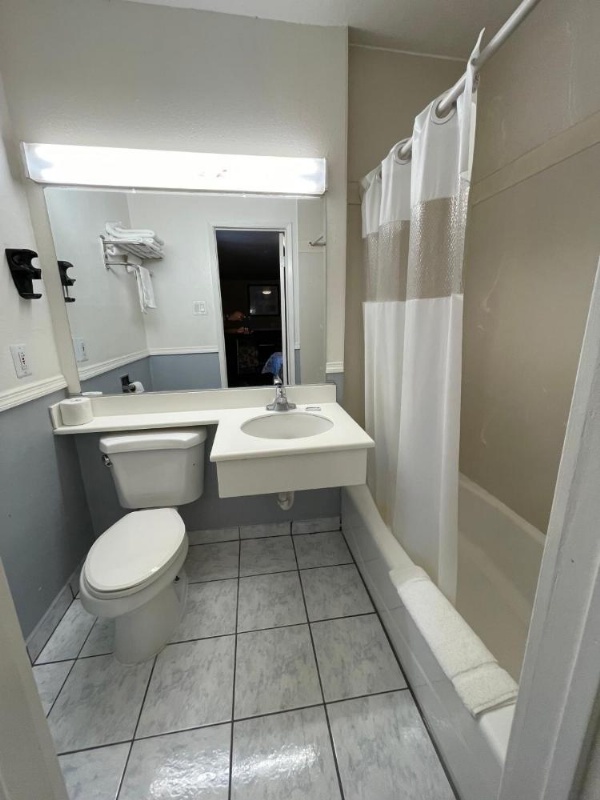 Hollywood Guest Inn image 17